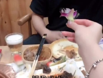 小哥向小姐姐求婚,小哥倾心向小姐姐表白，甜蜜瞬间定格永恒