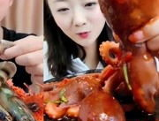 八爪鱼爆头海边小姐姐,海边小姐姐的惊险瞬间