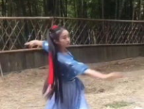 舞剑的小姐姐,小姐姐风采独绝